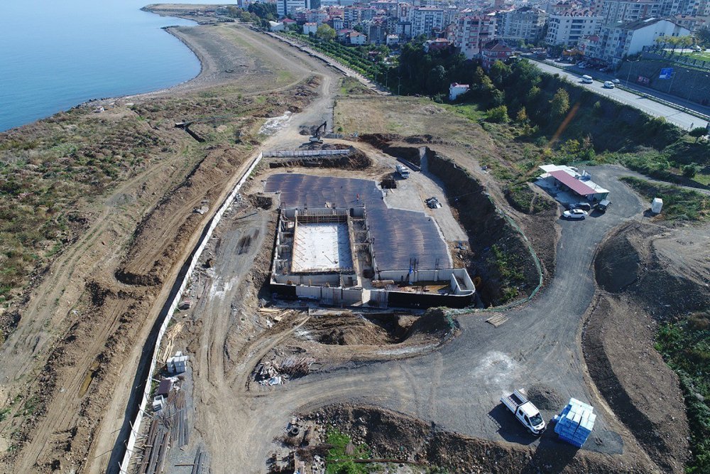 TRABZON'UN AKÇAABAT İLÇESİNDE AKÇAABAT BELEDİYESİ TARAFINDAN YAYLACIK SAHİLİNDE YAPILAN YARI OLİMPİK KAPALI YÜZME HAVUZU İNŞAATI ŞEKİLLENİYORtrabzon