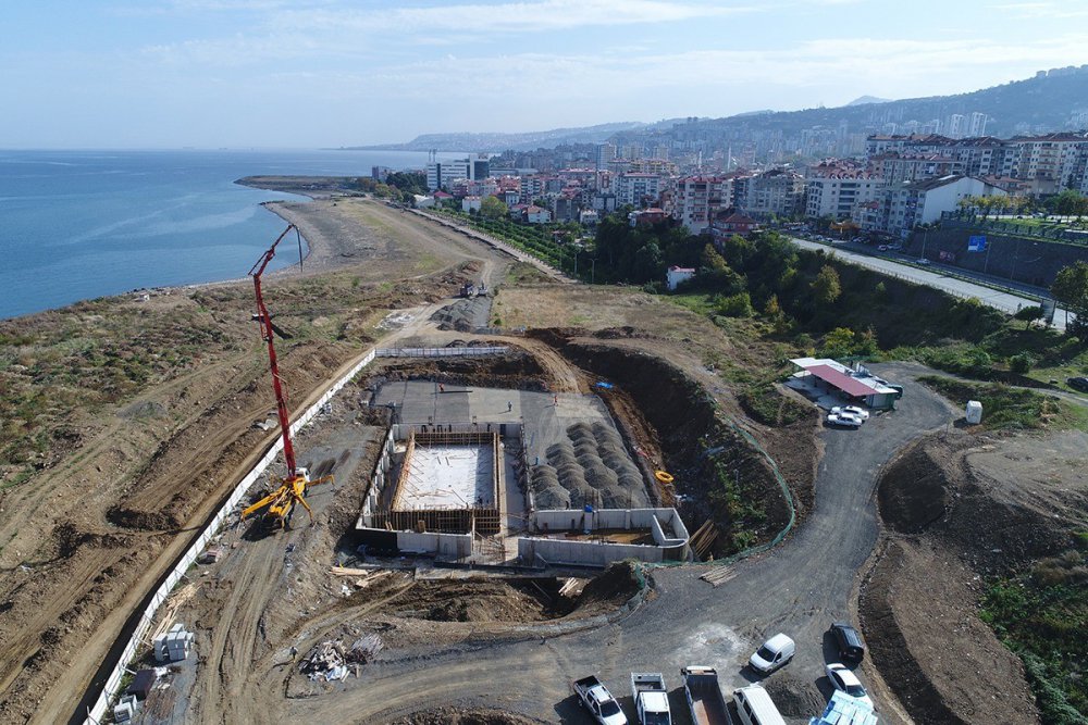 TRABZON'UN AKÇAABAT İLÇESİNDE AKÇAABAT BELEDİYESİ TARAFINDAN YAYLACIK SAHİLİNDE YAPILAN YARI OLİMPİK KAPALI YÜZME HAVUZU İNŞAATI ŞEKİLLENİYORtrabzon