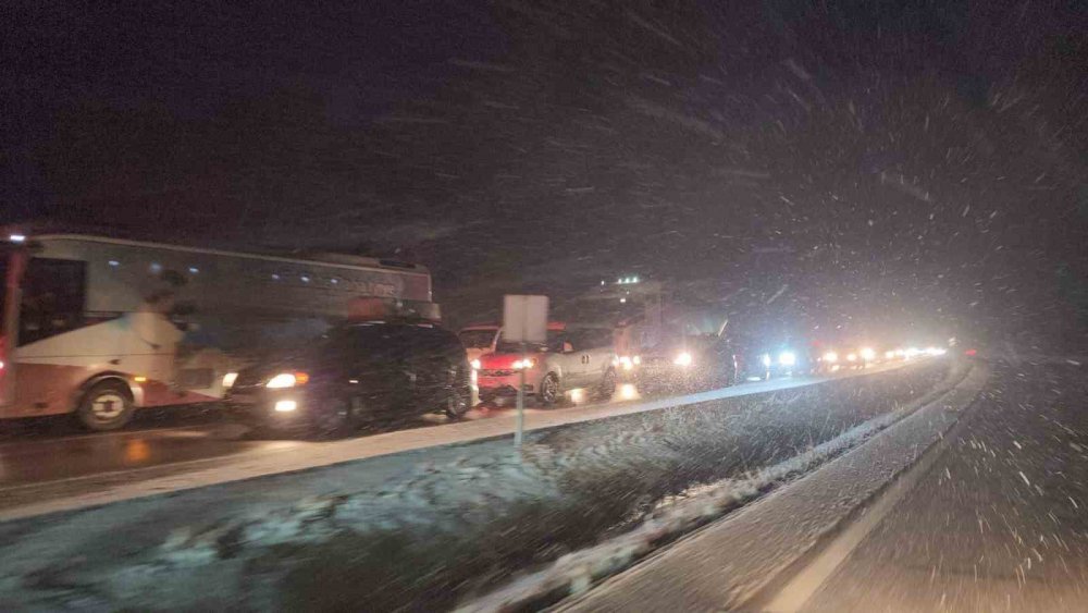 KARABÜK'ÜN ESKİPAZAR İLÇESİNDE KAR YAĞIŞI VE BUZLANMA NEDENİYLE MAKASLAMA YAPAN TIR İLE KAYAN ARAÇLAR NEDENİYLE D-100 KARAYOLU İSTANBUL İSTİKAMETİ ULAŞIMA KAPANDI