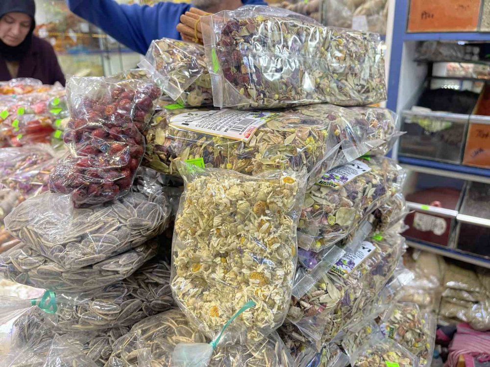 ATALARIMIZDAN KALMA BİR SOĞUK ALGINLIĞI İLACI OLAN , KIŞ VE SONBAHAR AYLARININ VAZGEÇİLMEZİ IHLAMUR , GEÇEN SENE IHLAMUR ÇİÇEĞİNİN KİLOGRAM FİYATI 600 TL İKEN BU YIL 800 TL'YE KADAR YÜKSELDİ