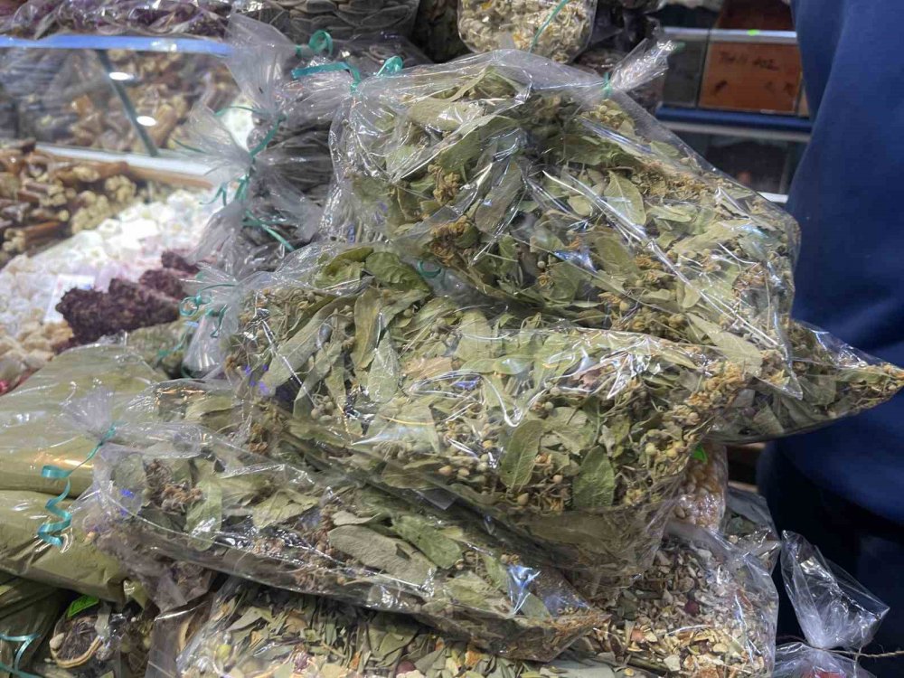 ATALARIMIZDAN KALMA BİR SOĞUK ALGINLIĞI İLACI OLAN , KIŞ VE SONBAHAR AYLARININ VAZGEÇİLMEZİ IHLAMUR , GEÇEN SENE IHLAMUR ÇİÇEĞİNİN KİLOGRAM FİYATI 600 TL İKEN BU YIL 800 TL'YE KADAR YÜKSELDİ