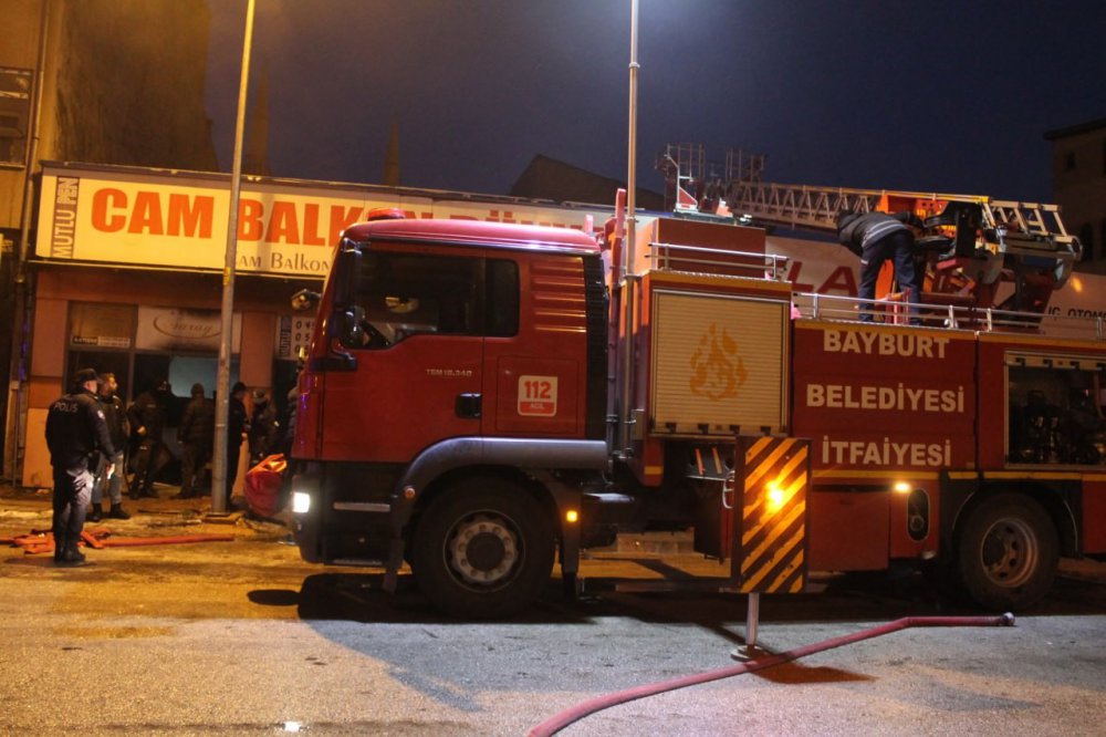BAYBURT'TA CAM BALKON ÜRETİMİ YAPILAN BİR İŞ YERİNDE MEYDANA GELEN PATLAMADA 1 KİŞİ YARALANDI