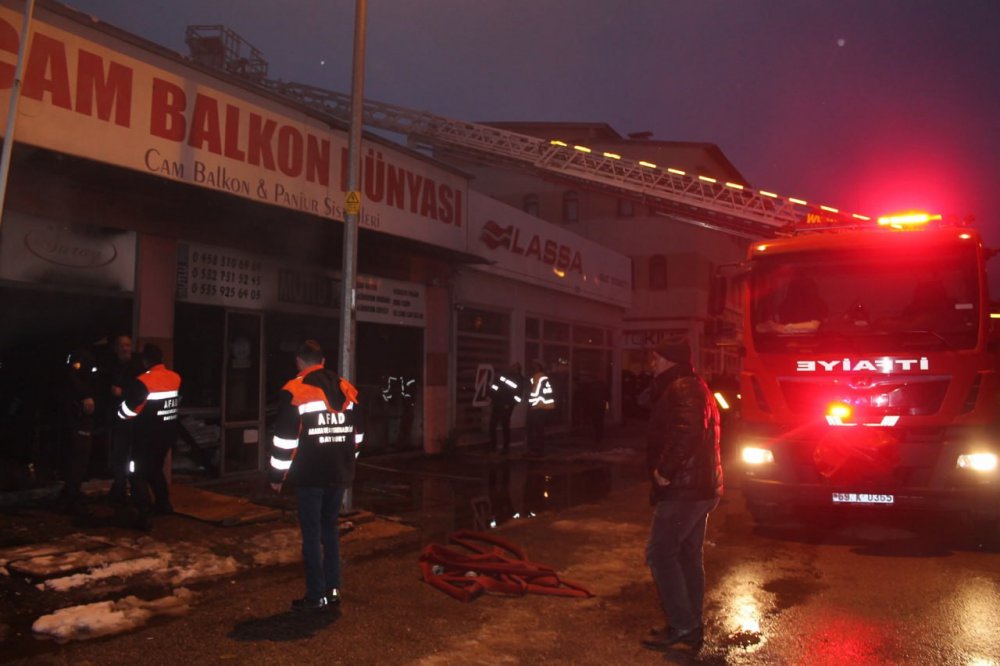 BAYBURT'TA CAM BALKON ÜRETİMİ YAPILAN BİR İŞ YERİNDE MEYDANA GELEN PATLAMADA 1 KİŞİ YARALANDI