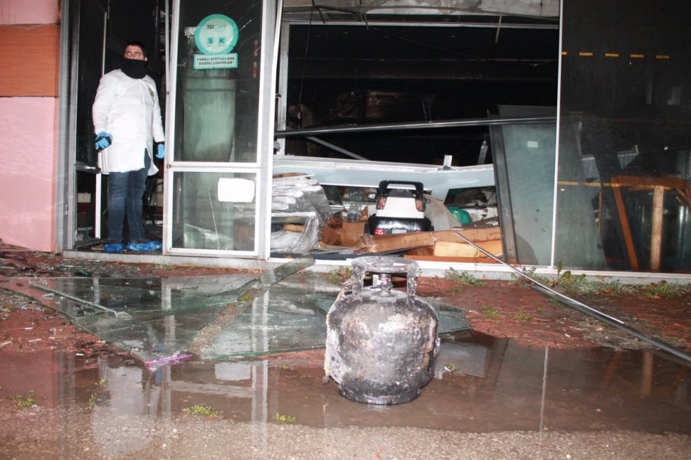 BAYBURT'TA CAM BALKON ÜRETİMİ YAPILAN BİR İŞ YERİNDE MEYDANA GELEN PATLAMADA 1 KİŞİ YARALANDI