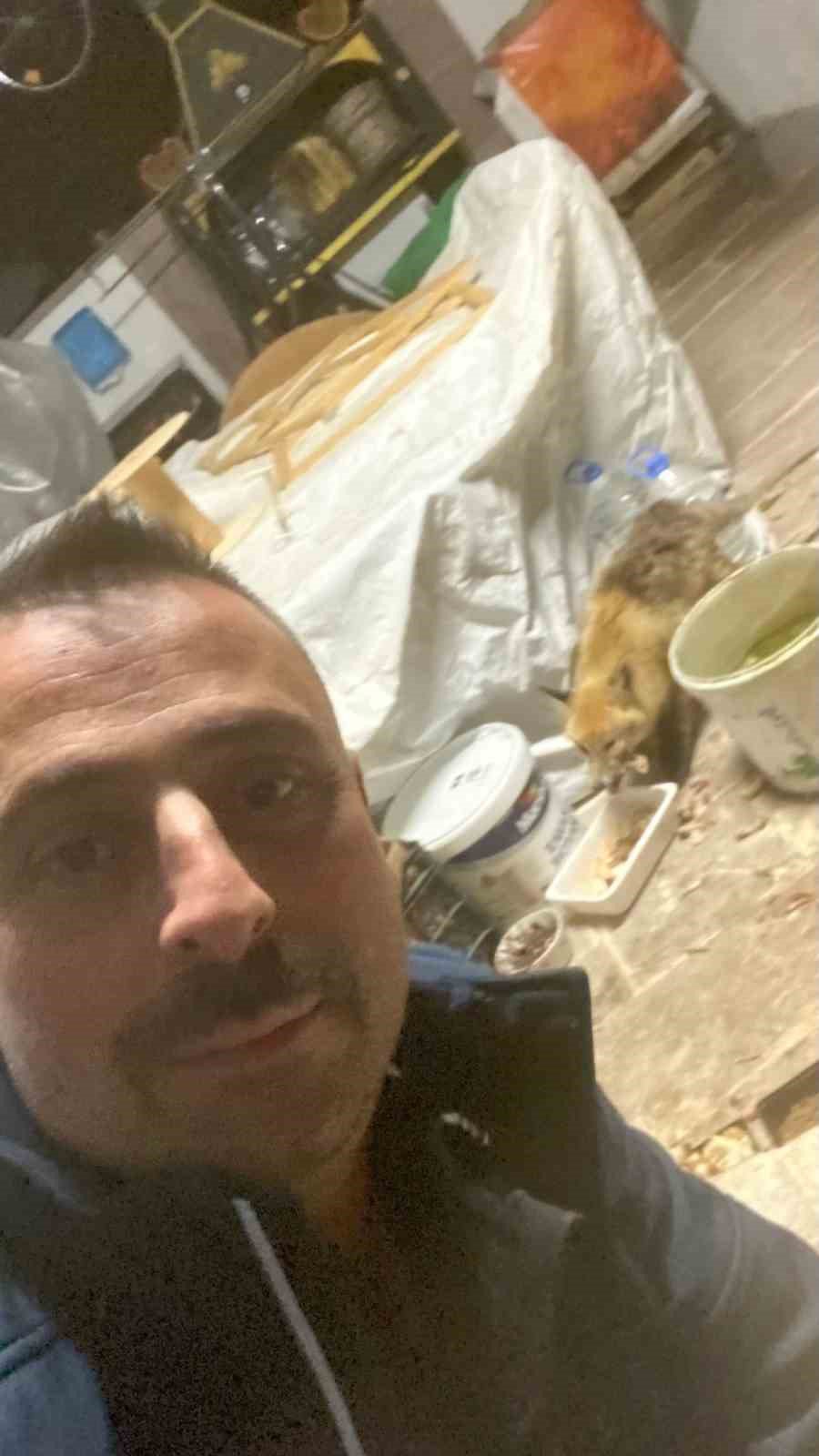 ERZURUM'DA YAŞAYAN HAYVAN SEVER VATANDAŞ HALUK ERTEK, AKDAĞ'DAKİ KÖYÜNDE EVE GELEN TİLKİYİ ELLERİYLE BESLEDİ