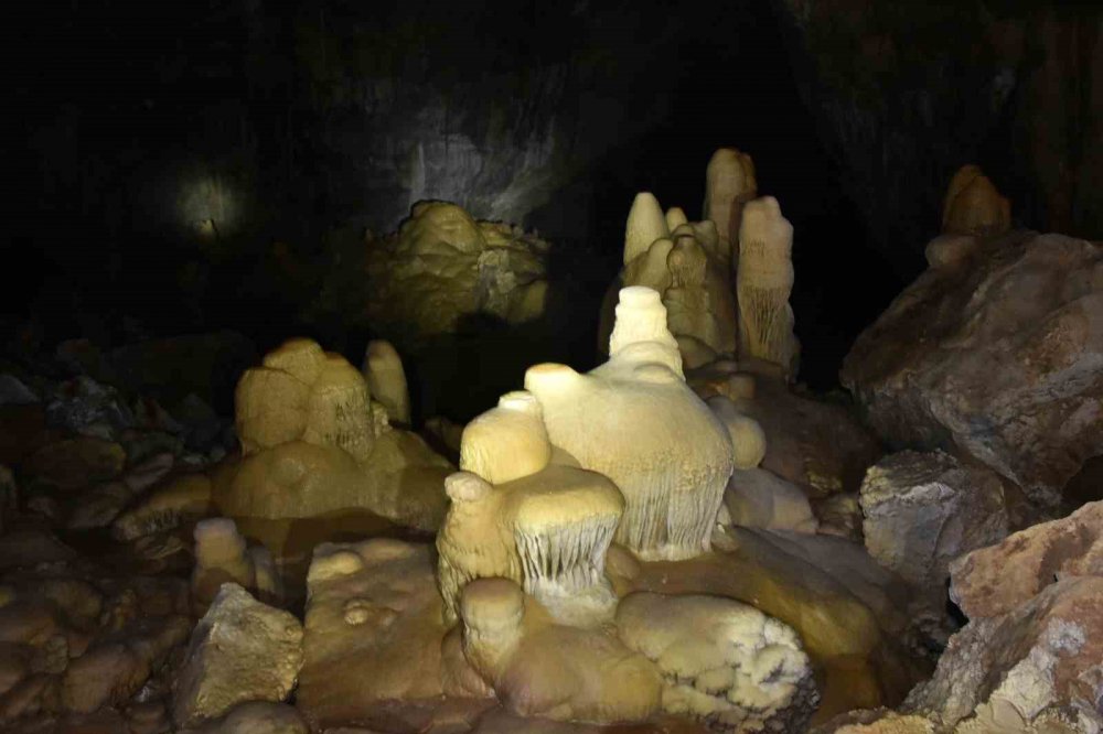 GÜMÜŞHANE'NİN DOĞAL ZENGİNLİKLERİ ARASINDA SAKLI KALMIŞ BİR HAZİNE VE TÜRKİYE'NİN EN BÜYÜK MAĞARALARINDAN BİRİSİ OLAN AKÇAKALE MAĞARASI, DAMLATAŞI OLUŞUMLARI, GÖLLERİ VE ŞELALELERİYLE KEŞFEDİLMEYİ BEKLEYEN GİZEMLİ BİR DÜNYA