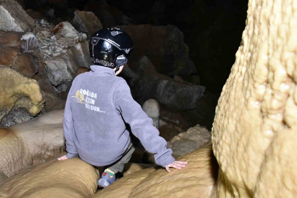 GÜMÜŞHANE'NİN DOĞAL ZENGİNLİKLERİ ARASINDA SAKLI KALMIŞ BİR HAZİNE VE TÜRKİYE'NİN EN BÜYÜK MAĞARALARINDAN BİRİSİ OLAN AKÇAKALE MAĞARASI, DAMLATAŞI OLUŞUMLARI, GÖLLERİ VE ŞELALELERİYLE KEŞFEDİLMEYİ BEKLEYEN GİZEMLİ BİR DÜNYA
