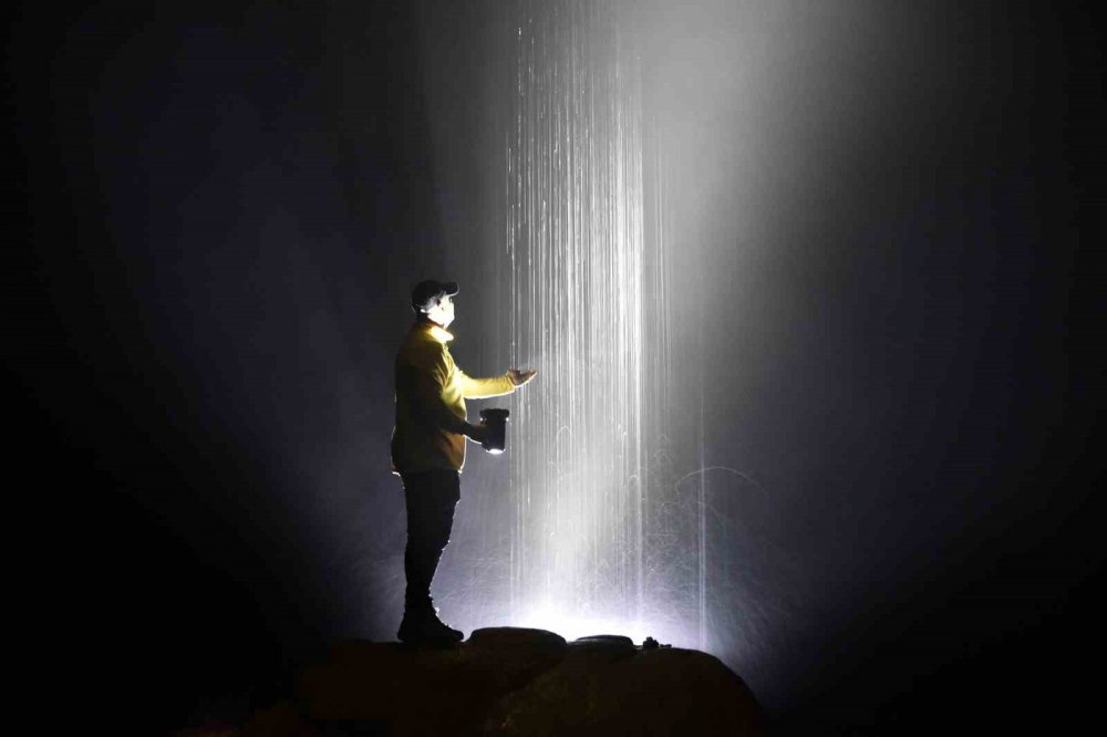 GÜMÜŞHANE'NİN DOĞAL ZENGİNLİKLERİ ARASINDA SAKLI KALMIŞ BİR HAZİNE VE TÜRKİYE'NİN EN BÜYÜK MAĞARALARINDAN BİRİSİ OLAN AKÇAKALE MAĞARASI, DAMLATAŞI OLUŞUMLARI, GÖLLERİ VE ŞELALELERİYLE KEŞFEDİLMEYİ BEKLEYEN GİZEMLİ BİR DÜNYA