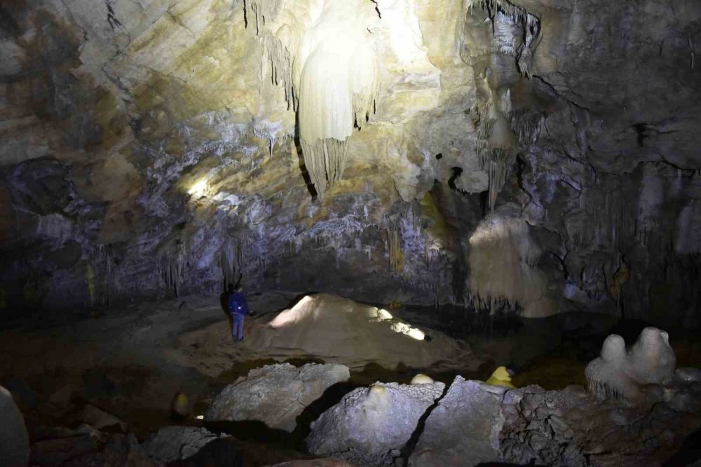 GÜMÜŞHANE'NİN DOĞAL ZENGİNLİKLERİ ARASINDA SAKLI KALMIŞ BİR HAZİNE VE TÜRKİYE'NİN EN BÜYÜK MAĞARALARINDAN BİRİSİ OLAN AKÇAKALE MAĞARASI, DAMLATAŞI OLUŞUMLARI, GÖLLERİ VE ŞELALELERİYLE KEŞFEDİLMEYİ BEKLEYEN GİZEMLİ BİR DÜNYA