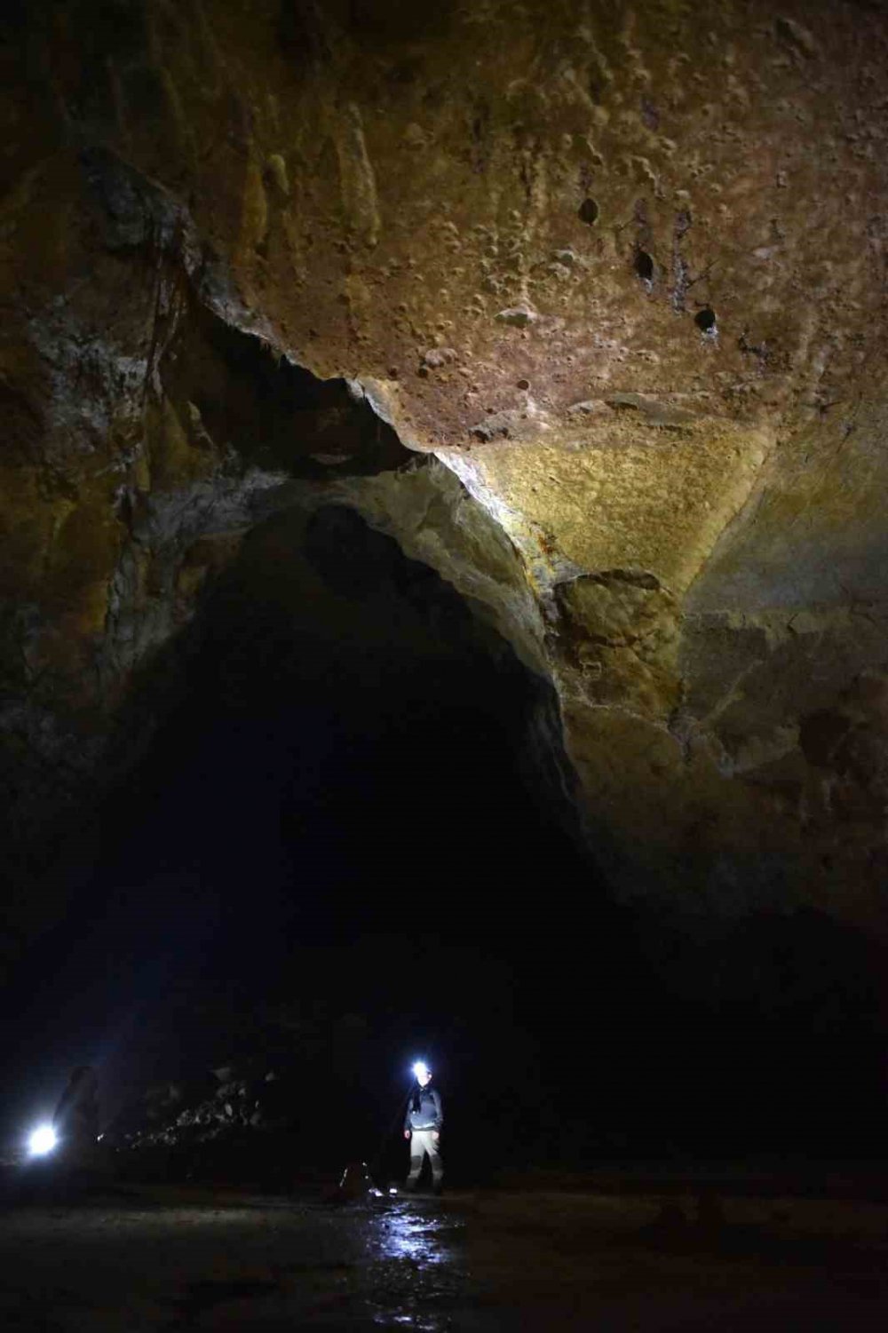 GÜMÜŞHANE'NİN DOĞAL ZENGİNLİKLERİ ARASINDA SAKLI KALMIŞ BİR HAZİNE VE TÜRKİYE'NİN EN BÜYÜK MAĞARALARINDAN BİRİSİ OLAN AKÇAKALE MAĞARASI, DAMLATAŞI OLUŞUMLARI, GÖLLERİ VE ŞELALELERİYLE KEŞFEDİLMEYİ BEKLEYEN GİZEMLİ BİR DÜNYA