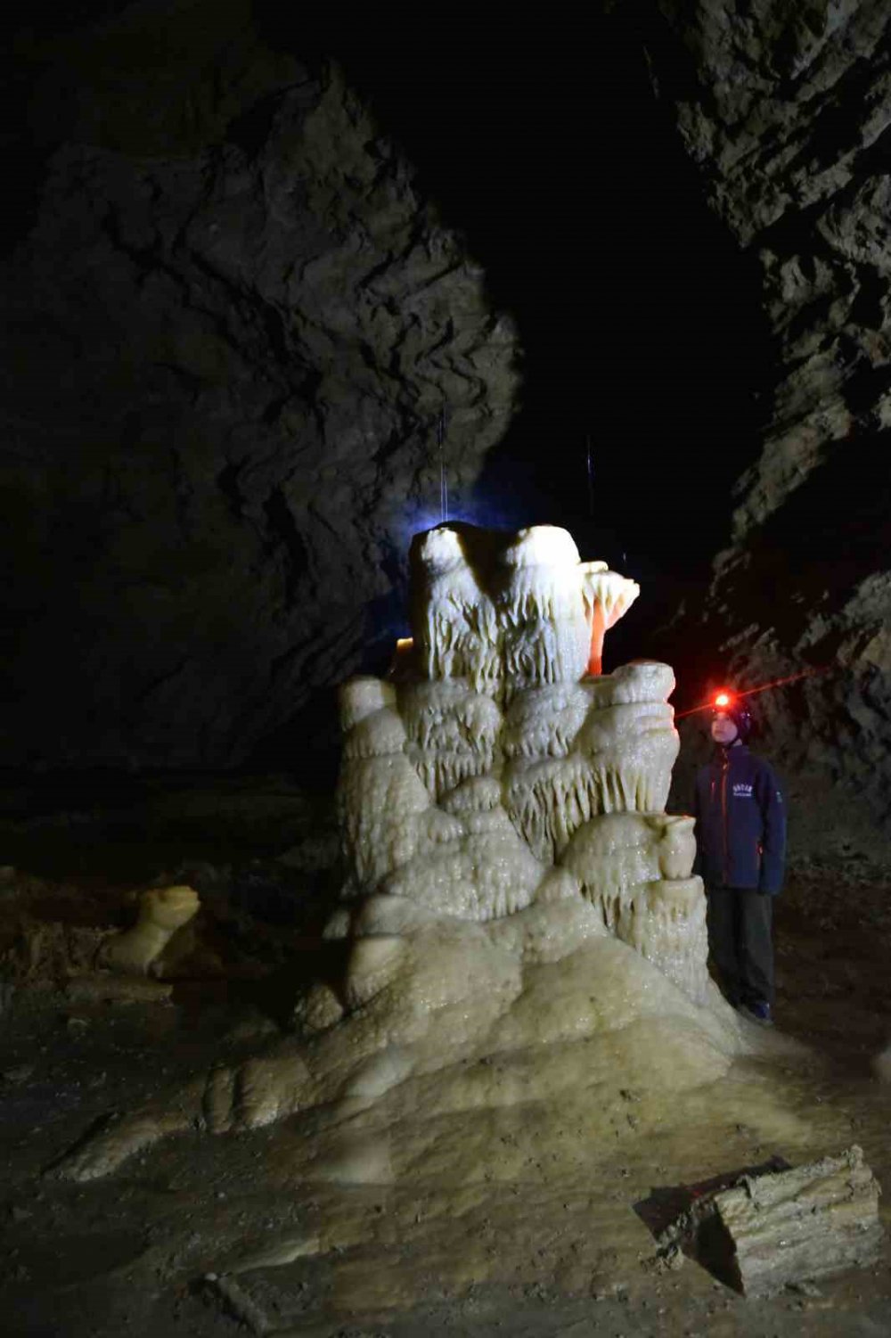 GÜMÜŞHANE'NİN DOĞAL ZENGİNLİKLERİ ARASINDA SAKLI KALMIŞ BİR HAZİNE VE TÜRKİYE'NİN EN BÜYÜK MAĞARALARINDAN BİRİSİ OLAN AKÇAKALE MAĞARASI, DAMLATAŞI OLUŞUMLARI, GÖLLERİ VE ŞELALELERİYLE KEŞFEDİLMEYİ BEKLEYEN GİZEMLİ BİR DÜNYA