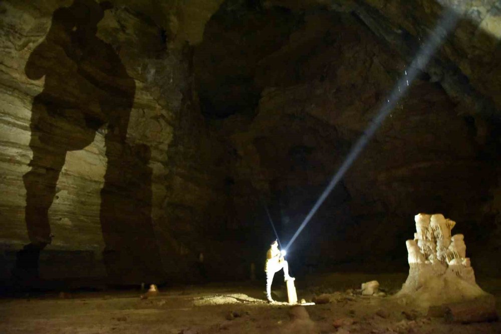 GÜMÜŞHANE'NİN DOĞAL ZENGİNLİKLERİ ARASINDA SAKLI KALMIŞ BİR HAZİNE VE TÜRKİYE'NİN EN BÜYÜK MAĞARALARINDAN BİRİSİ OLAN AKÇAKALE MAĞARASI, DAMLATAŞI OLUŞUMLARI, GÖLLERİ VE ŞELALELERİYLE KEŞFEDİLMEYİ BEKLEYEN GİZEMLİ BİR DÜNYA