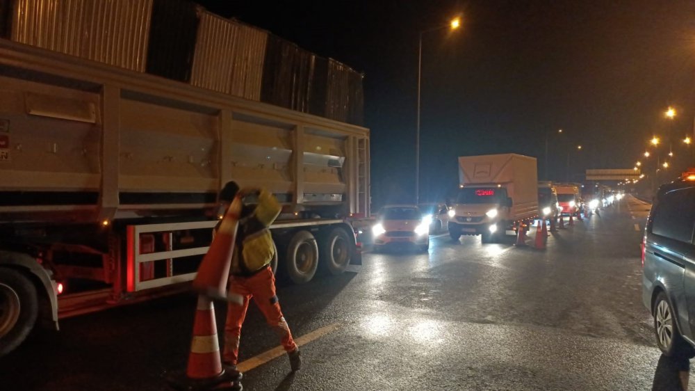 BOLU DAĞI TÜNELİ İSTANBUL İSTİKAMETİ 14 SAAT SONRA TRAFİĞE AÇILDI