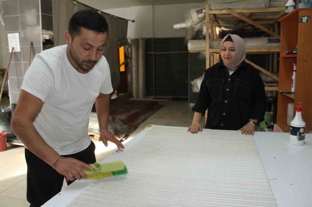 GİRESUN'DA BİR VATANDAŞIN VEFAT EDEN ANNESİNDEN KALAN VE YIKAMAYA VERDİĞİ HALININ İÇİNDEN YAKLAŞIK 600 BİN LİRALIK ALTIN ÇIKTI