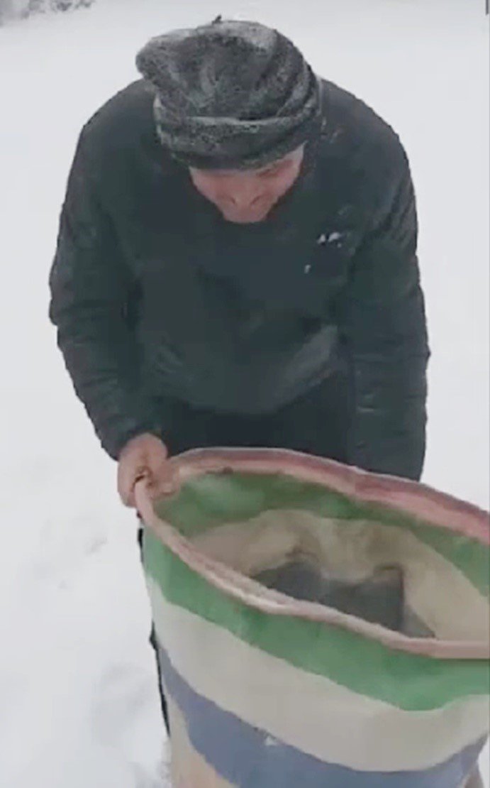 SİS DAĞI YAYLASI’NA  KAR BASTIRINCA  YAYLADAN GÖÇERKEN UNUTULAN KUZUYU KURTARMAK İÇİN KÖY SAKİNLERİ SEFERBER OLDU. 2 GÜNLÜK YAVRU KUZU YAYLA SAKİNLERİ VE SÜRÜ SAHİBİ TARAFINDAN YAYLADA SAĞ SALİM BULUNDU