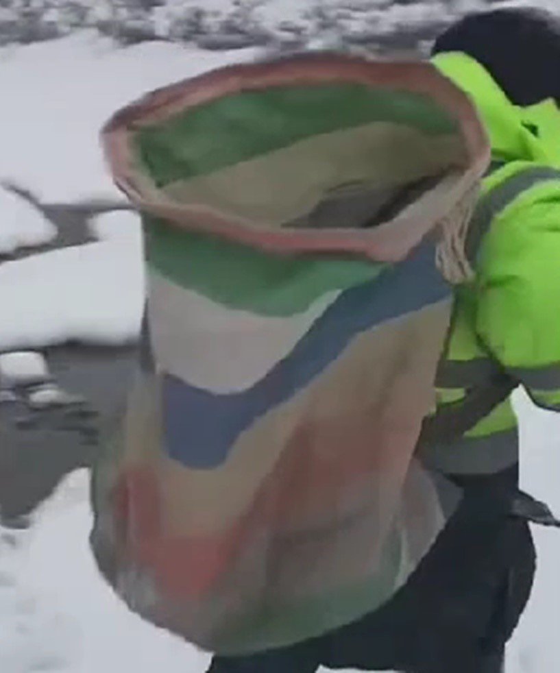 SİS DAĞI YAYLASI’NA  KAR BASTIRINCA  YAYLADAN GÖÇERKEN UNUTULAN KUZUYU KURTARMAK İÇİN KÖY SAKİNLERİ SEFERBER OLDU. 2 GÜNLÜK YAVRU KUZU YAYLA SAKİNLERİ VE SÜRÜ SAHİBİ TARAFINDAN YAYLADA SAĞ SALİM BULUNDU