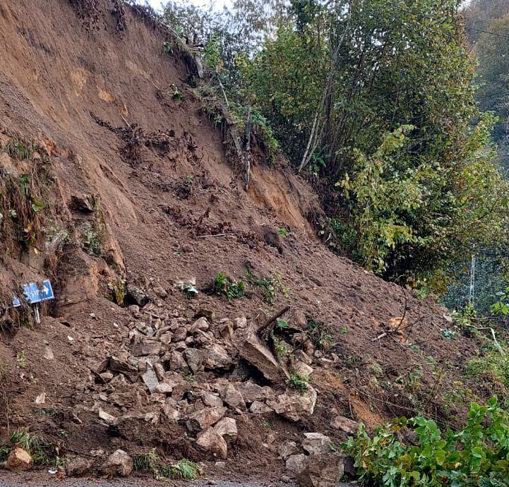 RİZE'NİN HEMŞİN İLÇESİNDE ŞİDDETLİ YAĞMURLAR SONUCU MEYDANA GELEN HEYELANDA 2 KATLI EVİN TEMELİNDE HASAR OLUŞTU