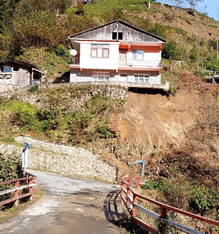 RİZE'NİN HEMŞİN İLÇESİNDE ŞİDDETLİ YAĞMURLAR SONUCU MEYDANA GELEN HEYELANDA 2 KATLI EVİN TEMELİNDE HASAR OLUŞTU