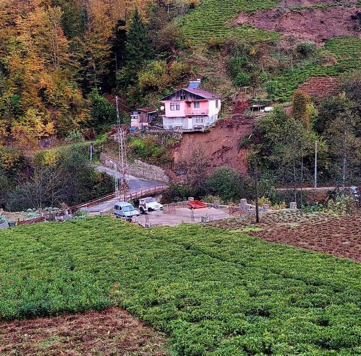 RİZE'NİN HEMŞİN İLÇESİNDE ŞİDDETLİ YAĞMURLAR SONUCU MEYDANA GELEN HEYELANDA 2 KATLI EVİN TEMELİNDE HASAR OLUŞTU
