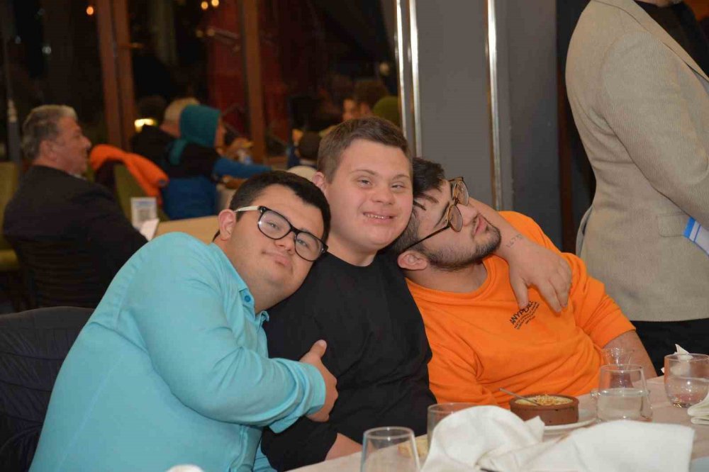 TRABZON BÜYÜKŞEHİR BELEDİYE BAŞKANI MURAT ZORLUOĞLU, TÜGVA TRABZON İL TEMSİLCİLİĞİ TARAFINDAN DÜZENLENEN "TÜGVA İLE +1 FARKLA" PROJESİNİN İLK BULUŞMASINDA ÖZEL GEREKSİNİMLİ BİREYLER VE AİLELERİYLE BİR ARAYA GELDİ