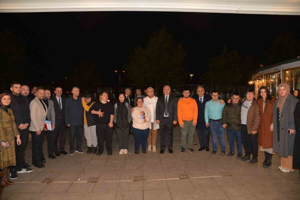 TRABZON BÜYÜKŞEHİR BELEDİYE BAŞKANI MURAT ZORLUOĞLU, TÜGVA TRABZON İL TEMSİLCİLİĞİ TARAFINDAN DÜZENLENEN "TÜGVA İLE +1 FARKLA" PROJESİNİN İLK BULUŞMASINDA ÖZEL GEREKSİNİMLİ BİREYLER VE AİLELERİYLE BİR ARAYA GELDİ