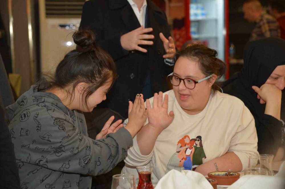 TRABZON BÜYÜKŞEHİR BELEDİYE BAŞKANI MURAT ZORLUOĞLU, TÜGVA TRABZON İL TEMSİLCİLİĞİ TARAFINDAN DÜZENLENEN "TÜGVA İLE +1 FARKLA" PROJESİNİN İLK BULUŞMASINDA ÖZEL GEREKSİNİMLİ BİREYLER VE AİLELERİYLE BİR ARAYA GELDİ