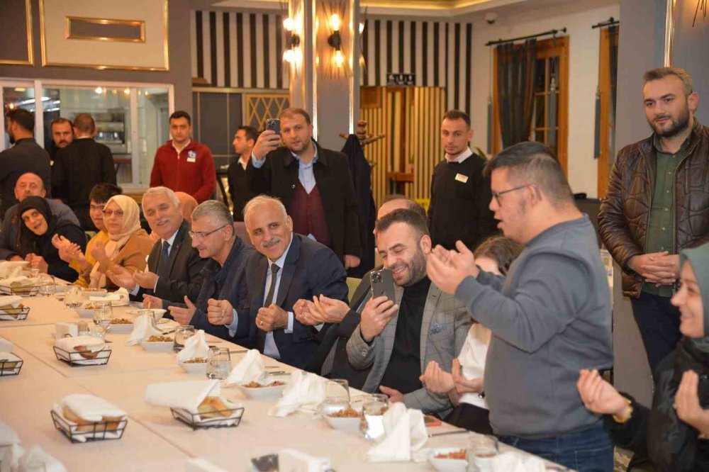 TRABZON BÜYÜKŞEHİR BELEDİYE BAŞKANI MURAT ZORLUOĞLU, TÜGVA TRABZON İL TEMSİLCİLİĞİ TARAFINDAN DÜZENLENEN "TÜGVA İLE +1 FARKLA" PROJESİNİN İLK BULUŞMASINDA ÖZEL GEREKSİNİMLİ BİREYLER VE AİLELERİYLE BİR ARAYA GELDİ