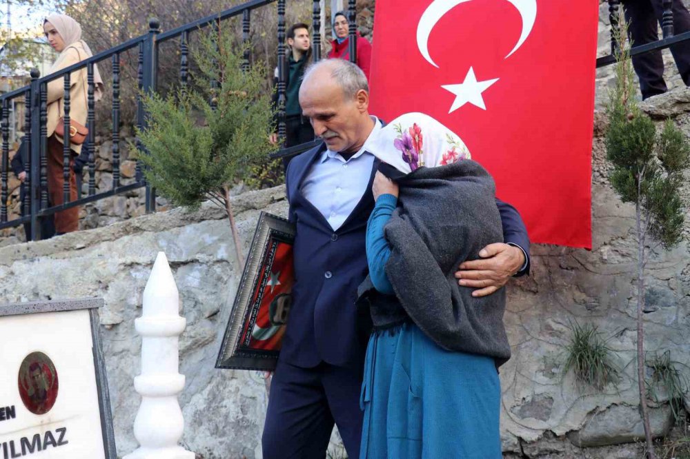 MEMLEKETİ GÜMÜŞHANE'YE DÖNERKEN TERÖR ÖRGÜTÜ PKK MENSUPLARI TARAFINDAN KAÇIRILARAK 2017 YILINDA 23 YAŞINDA ŞEHİT EDİLEN SINIF ÖĞRETMENİ NECMETTİN YILMAZ, 24 KASIM ÖĞRETMENLER GÜNÜNDE KABRİ BAŞINDA ANILDI