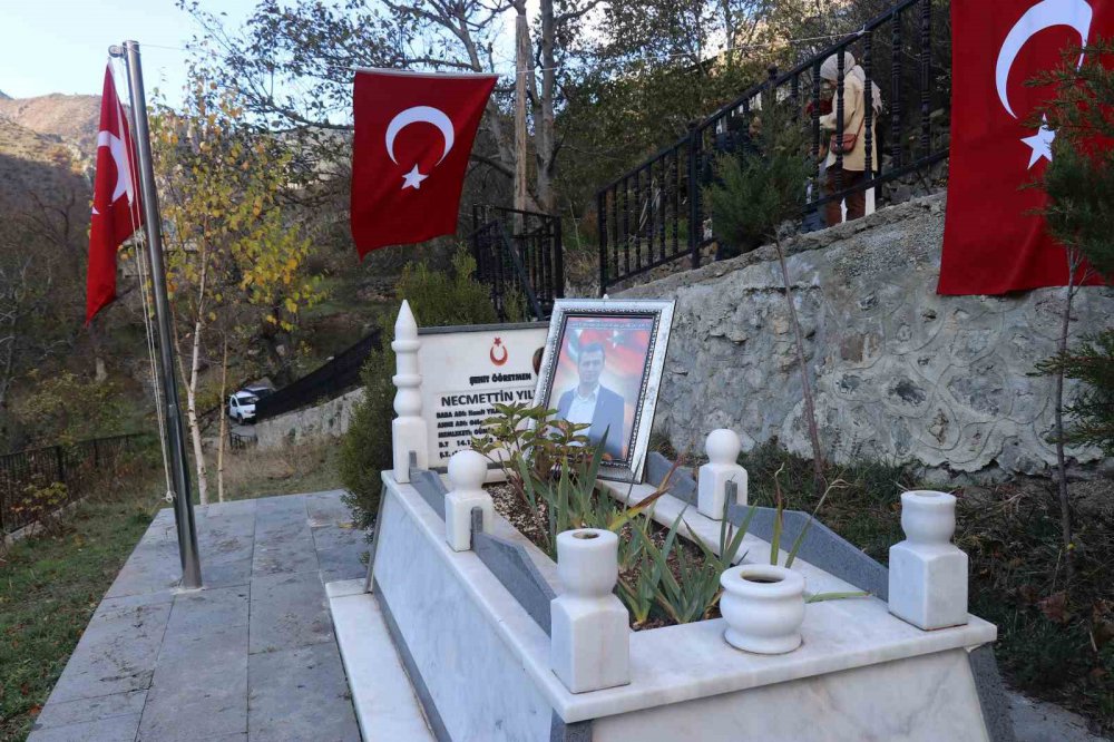 MEMLEKETİ GÜMÜŞHANE'YE DÖNERKEN TERÖR ÖRGÜTÜ PKK MENSUPLARI TARAFINDAN KAÇIRILARAK 2017 YILINDA 23 YAŞINDA ŞEHİT EDİLEN SINIF ÖĞRETMENİ NECMETTİN YILMAZ, 24 KASIM ÖĞRETMENLER GÜNÜNDE KABRİ BAŞINDA ANILDI