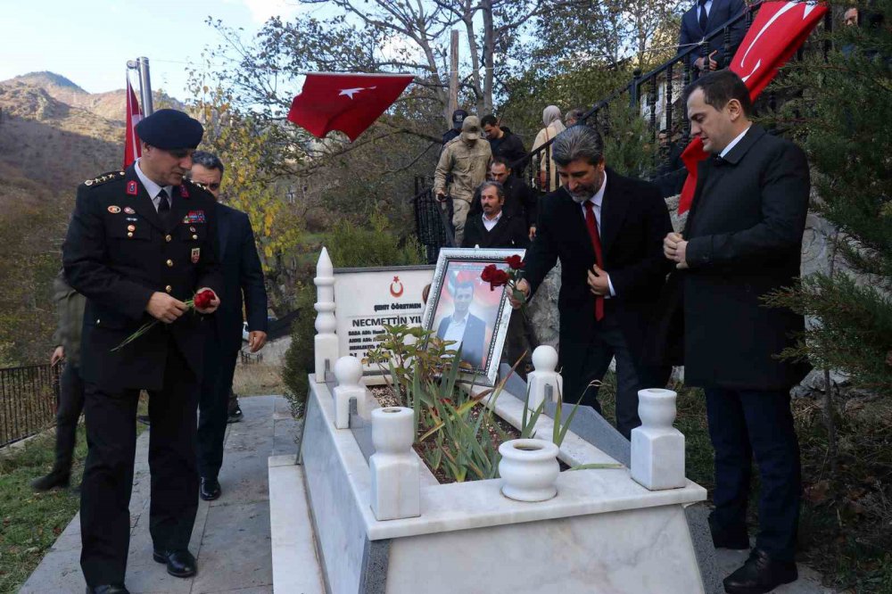 MEMLEKETİ GÜMÜŞHANE'YE DÖNERKEN TERÖR ÖRGÜTÜ PKK MENSUPLARI TARAFINDAN KAÇIRILARAK 2017 YILINDA 23 YAŞINDA ŞEHİT EDİLEN SINIF ÖĞRETMENİ NECMETTİN YILMAZ, 24 KASIM ÖĞRETMENLER GÜNÜNDE KABRİ BAŞINDA ANILDI