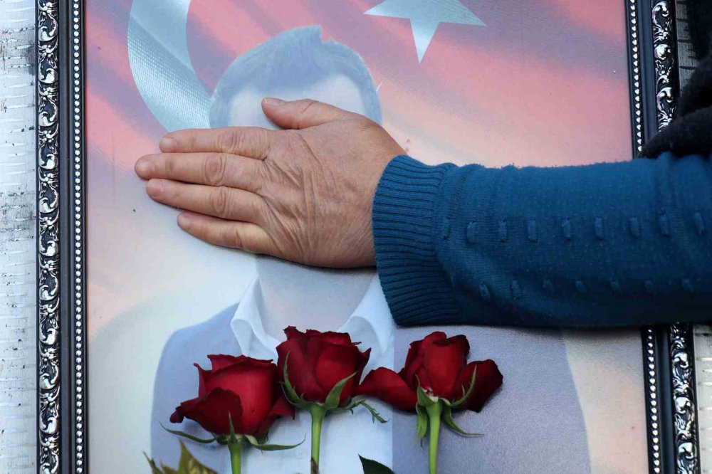 MEMLEKETİ GÜMÜŞHANE'YE DÖNERKEN TERÖR ÖRGÜTÜ PKK MENSUPLARI TARAFINDAN KAÇIRILARAK 2017 YILINDA 23 YAŞINDA ŞEHİT EDİLEN SINIF ÖĞRETMENİ NECMETTİN YILMAZ, 24 KASIM ÖĞRETMENLER GÜNÜNDE KABRİ BAŞINDA ANILDI