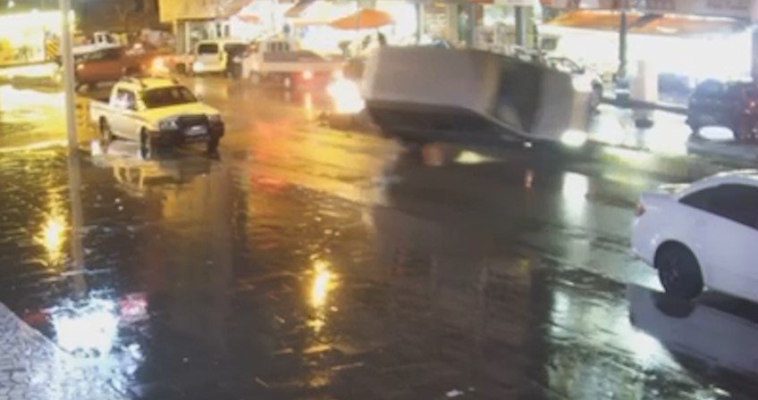 RİZE'NİN PAZAR İLÇESİNDE REFÜJE ÇARPARAK YAN YATAN VE OTOMOBİLİN SÜRÜCÜSÜNÜN YARALANDIĞI KAZA GÜVENLİK KAMERALARINA YANSIDI