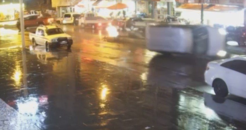 RİZE'NİN PAZAR İLÇESİNDE REFÜJE ÇARPARAK YAN YATAN VE OTOMOBİLİN SÜRÜCÜSÜNÜN YARALANDIĞI KAZA GÜVENLİK KAMERALARINA YANSIDI