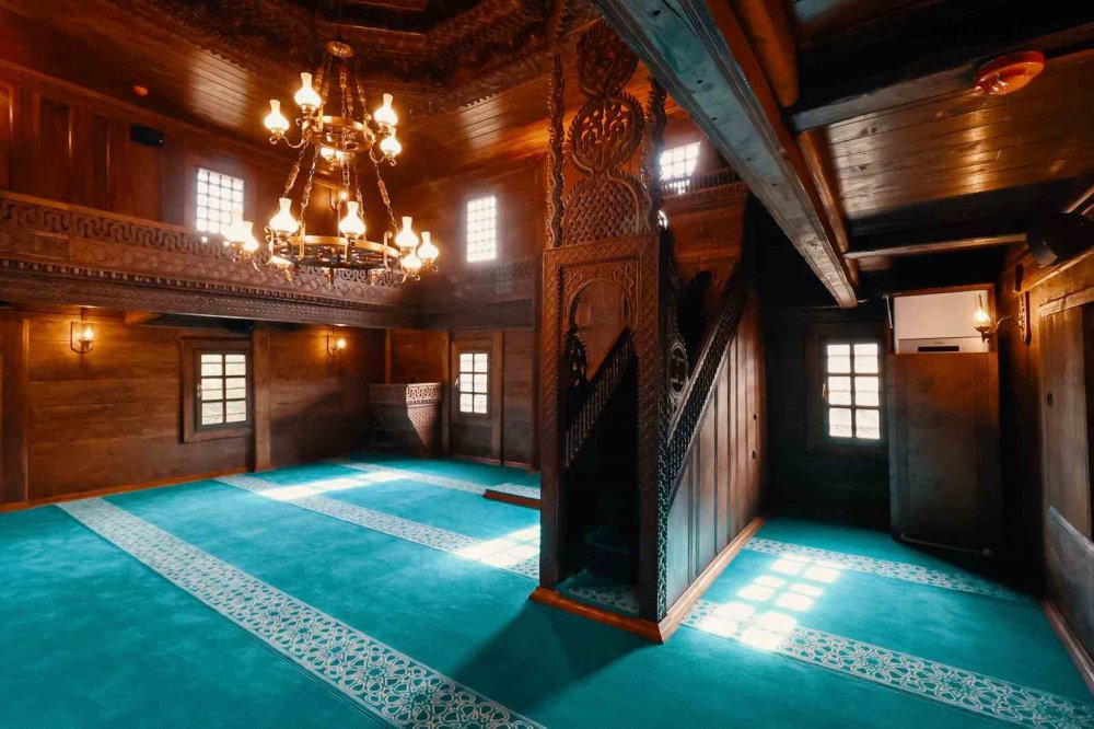RİZE'NİN KALKANDERE İLÇESİNE BAĞLI HÜSEYİN HOCA KÖYÜNDE BULUNAN TARİHİ SAHİL CAMİİ, RESTORASYON ÇALIŞMALARININ TAMAMLANMASININ ARDINDAN YENİDEN İBADETE AÇILDI