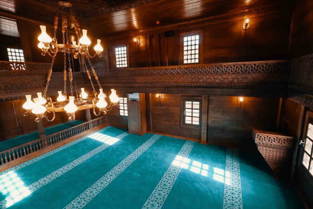 RİZE'NİN KALKANDERE İLÇESİNE BAĞLI HÜSEYİN HOCA KÖYÜNDE BULUNAN TARİHİ SAHİL CAMİİ, RESTORASYON ÇALIŞMALARININ TAMAMLANMASININ ARDINDAN YENİDEN İBADETE AÇILDI