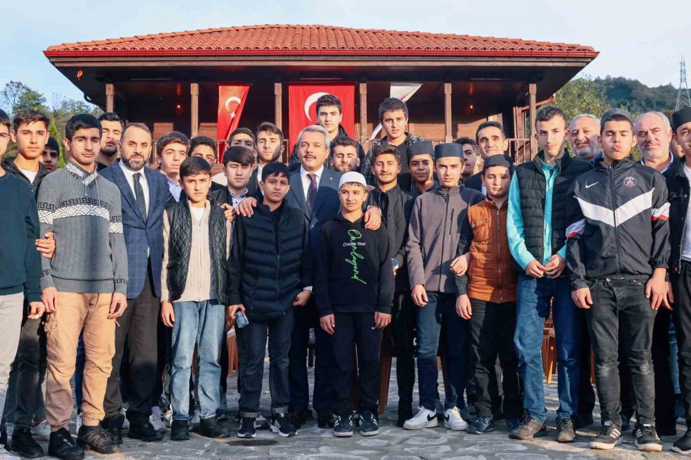RİZE'NİN KALKANDERE İLÇESİNE BAĞLI HÜSEYİN HOCA KÖYÜNDE BULUNAN TARİHİ SAHİL CAMİİ, RESTORASYON ÇALIŞMALARININ TAMAMLANMASININ ARDINDAN YENİDEN İBADETE AÇILDI