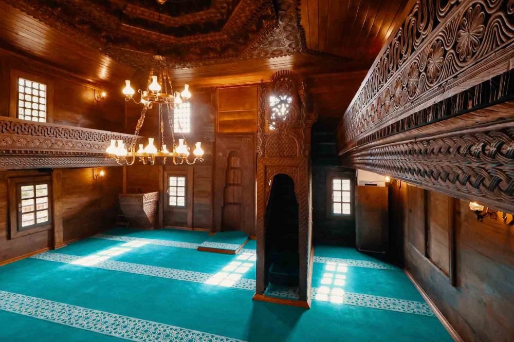 RİZE'NİN KALKANDERE İLÇESİNE BAĞLI HÜSEYİN HOCA KÖYÜNDE BULUNAN TARİHİ SAHİL CAMİİ, RESTORASYON ÇALIŞMALARININ TAMAMLANMASININ ARDINDAN YENİDEN İBADETE AÇILDI