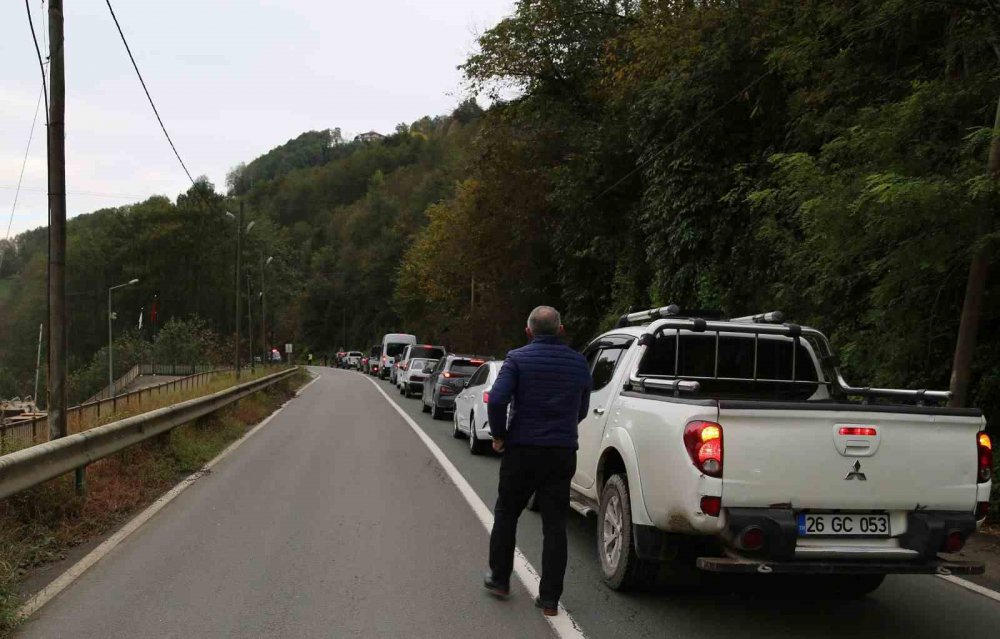 RİZE'NİN PAZAR İLÇESİNDE MEYDANA GELEN HEYELAN NEDENİYLE PAZAR - HEMŞİN KARAYOLU TRAFİĞE KAPANDI
