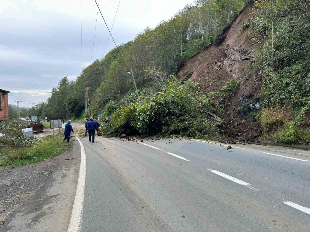 RİZE'NİN PAZAR İLÇESİNDE MEYDANA GELEN HEYELAN NEDENİYLE PAZAR - HEMŞİN KARAYOLU TRAFİĞE KAPANDI