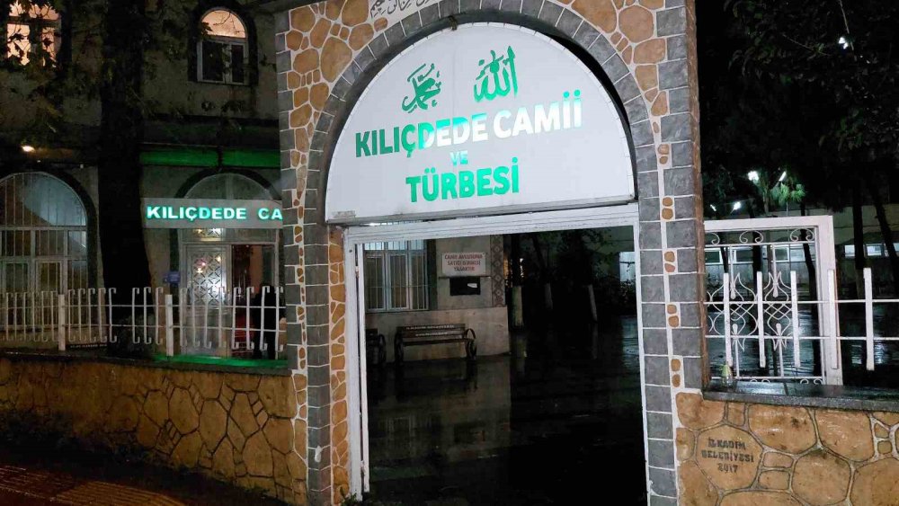 SAMSUN’DA CAMİ AVLUSUNDAKİ AĞAÇ FIRTINADA İKİYE AYRILDI