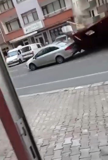 TRABZON'UN ŞALPAZARI İLÇESİNDE VATANDAŞ FIRTINANIN UÇURDUĞU ÇATININ ALTINDA KALMAKTAN SON ANDA KURTULDU