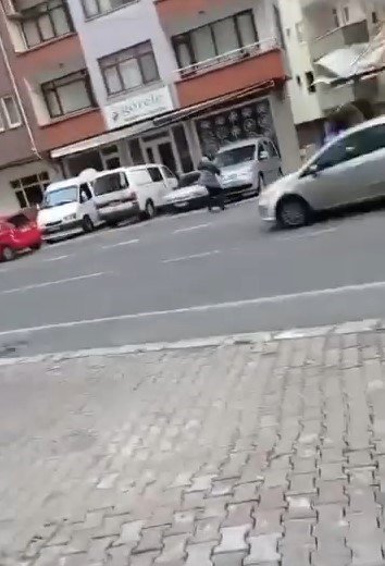 TRABZON'UN ŞALPAZARI İLÇESİNDE VATANDAŞ FIRTINANIN UÇURDUĞU ÇATININ ALTINDA KALMAKTAN SON ANDA KURTULDU