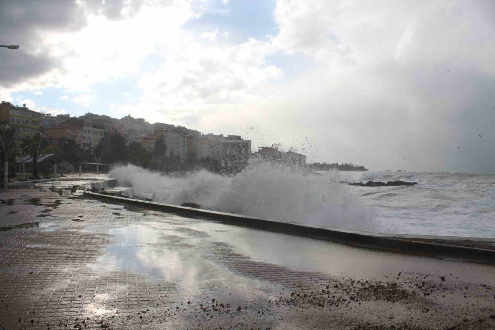 GİRESUN'UN FIRTINADAN ZARAR GÖREN İLÇESİ TİREBOLU'DA HASAR TESPİT ÇALIŞMALARI BAŞLARKEN, BELEDİYE BAŞKANI BURHAN TAKIR, CAN KAYBI VE YARALANMALARIN OLMADIĞINI ANCAK ÇOK CİDDİ MADDİ HASARIN SÖZ KONUSU OLDUĞUNU SÖYLEDİ