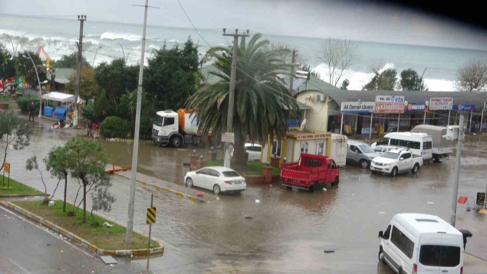 GİRESUN'UN FIRTINADAN ZARAR GÖREN İLÇESİ TİREBOLU'DA HASAR TESPİT ÇALIŞMALARI BAŞLARKEN, BELEDİYE BAŞKANI BURHAN TAKIR, CAN KAYBI VE YARALANMALARIN OLMADIĞINI ANCAK ÇOK CİDDİ MADDİ HASARIN SÖZ KONUSU OLDUĞUNU SÖYLEDİ