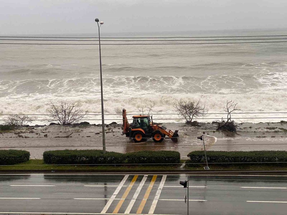 TRABZON'UN SÜRMENE İLÇESİNDE DÜN MEVSİM NORMALLERİNİN ÜZERİNDE YAŞANAN SICAKLIKLARIN NEDEN OLDUĞU ORMAN YANGINLARININ ARDINDAN BU SABAH DENİZDE FIRTINA ÇIKTI. DALGALAR KARADENİZ SAHİL YOLU'NUN BİR ŞERİDİNİ ULAŞIMA KAPATTI