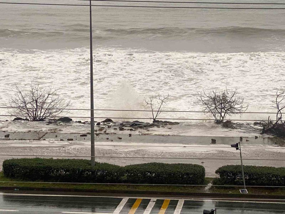TRABZON'UN SÜRMENE İLÇESİNDE DÜN MEVSİM NORMALLERİNİN ÜZERİNDE YAŞANAN SICAKLIKLARIN NEDEN OLDUĞU ORMAN YANGINLARININ ARDINDAN BU SABAH DENİZDE FIRTINA ÇIKTI. DALGALAR KARADENİZ SAHİL YOLU'NUN BİR ŞERİDİNİ ULAŞIMA KAPATTI
