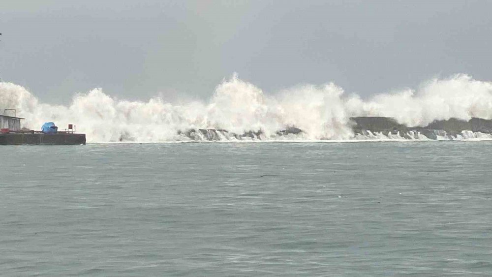 TRABZON'UN SÜRMENE’DE 2 GÜNDÜR BÖLGEDE ETKİLİ OLAN FIRTINADAN YOĞUN BİR ŞEKİLDE ETKİLENİRKEN,DEV DALGALAR ASKERLERİN KALDIĞI KONTEYNERLERİ DENİZE SÜRÜKLEDİ.DENİZE DÜŞEN 6 ASKER SON ANDA KURTARILIRKEN, 2 ASKERİN AYAĞI KIRILDI