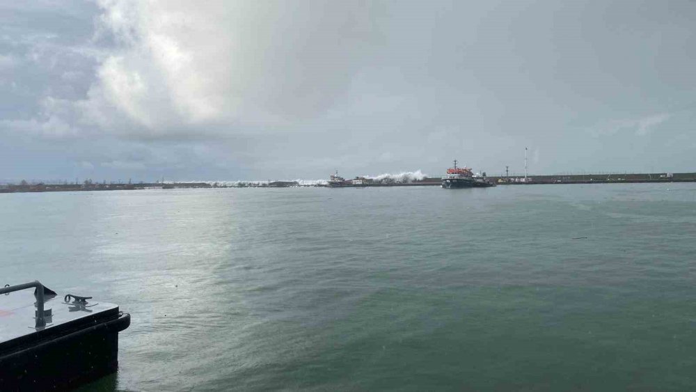 TRABZON'UN SÜRMENE’DE 2 GÜNDÜR BÖLGEDE ETKİLİ OLAN FIRTINADAN YOĞUN BİR ŞEKİLDE ETKİLENİRKEN,DEV DALGALAR ASKERLERİN KALDIĞI KONTEYNERLERİ DENİZE SÜRÜKLEDİ.DENİZE DÜŞEN 6 ASKER SON ANDA KURTARILIRKEN, 2 ASKERİN AYAĞI KIRILDI