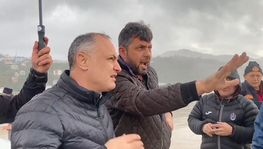 TRABZON'UN SÜRMENE’DE 2 GÜNDÜR BÖLGEDE ETKİLİ OLAN FIRTINADAN YOĞUN BİR ŞEKİLDE ETKİLENİRKEN,DEV DALGALAR ASKERLERİN KALDIĞI KONTEYNERLERİ DENİZE SÜRÜKLEDİ.DENİZE DÜŞEN 6 ASKER SON ANDA KURTARILIRKEN, 2 ASKERİN AYAĞI KIRILDI