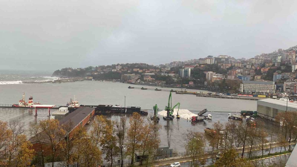 ZONGULDAK GÜNE KAR YAĞIŞI İLE UYANDI. SABAH SAATLERİNDEN İTİBAREN YÜKSEK KESİMLERDE KAR YAĞIŞI ETKİLİ OLDU